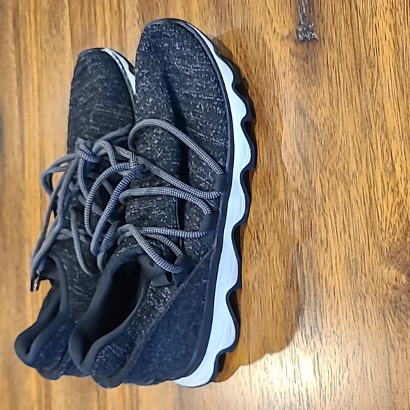 Sorel Shoes - Sorel Gray Kinetic Knit Low Lace Up Women’s Running Shoes Size 9.5